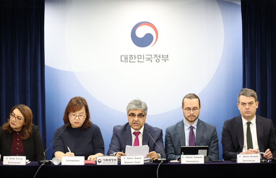 라훌 아난드 IMF 한국 미션단장이 24일 정부서울청사에서 2025년 IMF 연례협의 결과 브리핑을 하고 있다. / 사진=연합뉴스