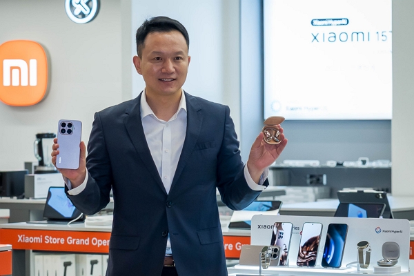 조니 우(Jony Wu) 샤오미코리아 사장이 샤오미스토어 NC이스트폴점에서 샤오미 15T Pro와 샤오미 오픈웨어 스테레오 프로를 소개하고 있다. / 사진=샤오미코리아