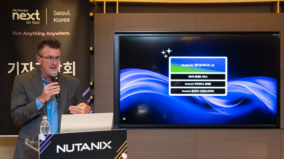 마이클 팰런 뉴타닉스 필드엔지니어링총괄 부사장이 25일 서울 여의도 페어몬트앰배서더호텔에서 열린 ‘닷넥스트 온 투어’ 기자간담회에서 전략을 소개하고 있다. / 사진 = 뉴타닉스코리아