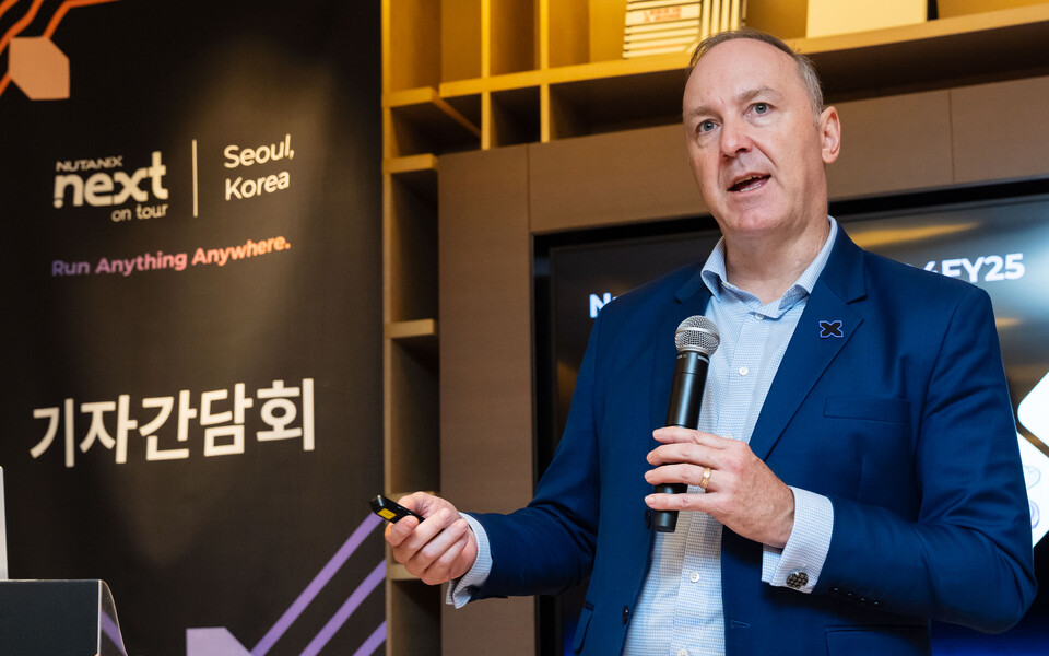 제이 투제스 아시아태평양·일본(APJ) 총괄 부사장이 우리나라 시장의 성장성을 25일 열린 기자간담회에서 소개하고 있다. / 사진 = 뉴타닉스코리아