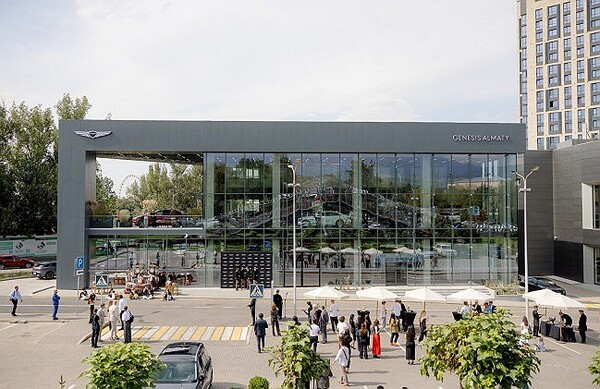 제네시스가 지난 9일 카자흐스탄 알마티에 개장한 전시장 알마티 제네시스 쇼케이스. / 사진=제네시스