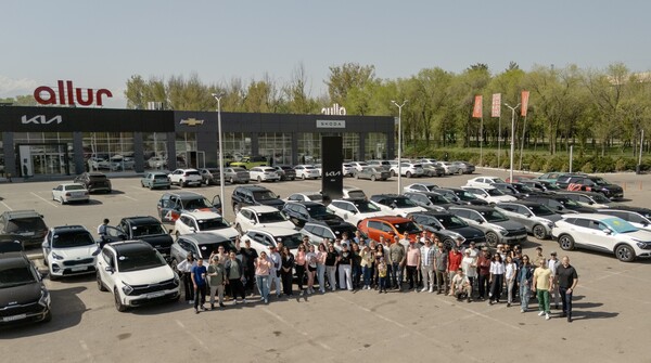 기아가 지난 4월 13일(현지시간) 카자흐스탄 알마티에서 스포티지 출시 30주년을 기념해 현지 자동차 파트너사 알뤼르와 협력해 고객 랠리 행사를 개최한 후 기념촬영하고 있다. / 사진=기아 카자흐스탄 공식 홈페이지