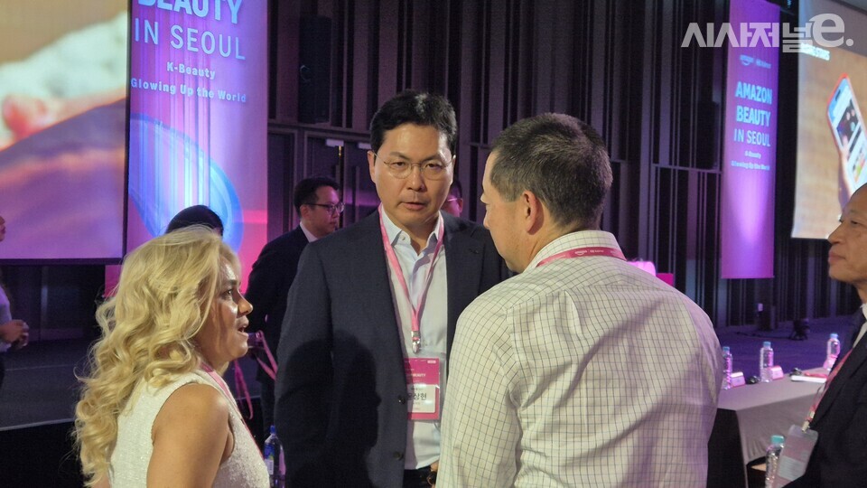 윤상현 부회장이 지난 19일 아마존 행사에서 뷰티 관계자들과 대화하고 있다. / 사진=한다원 기자
