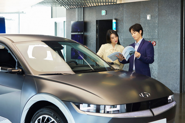 모델들이 전시장에 전시된 전기차 아이오닉5를 살펴보고 있다. / 사진=현대캐피탈