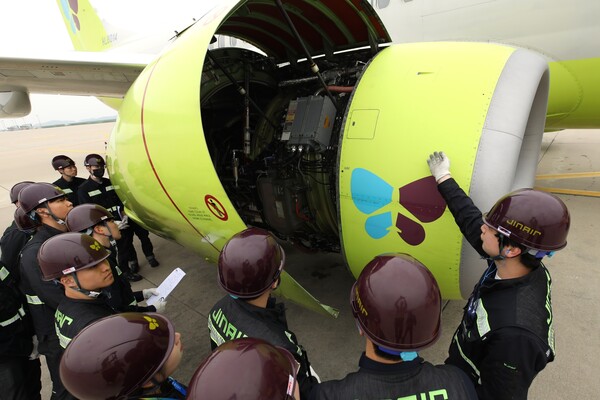 진에어가 작년 10월 신입 정비사들을 대상으로 입사 교육을 진행하고 있다. / 사진=진에어