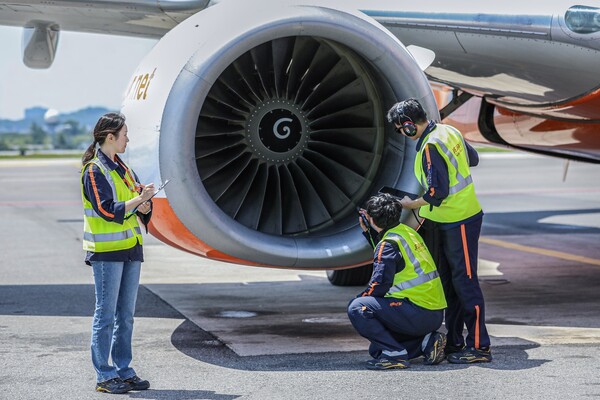 제주항공 정비사들이 항공기를 점검하고 있다. / 사진=제주항공