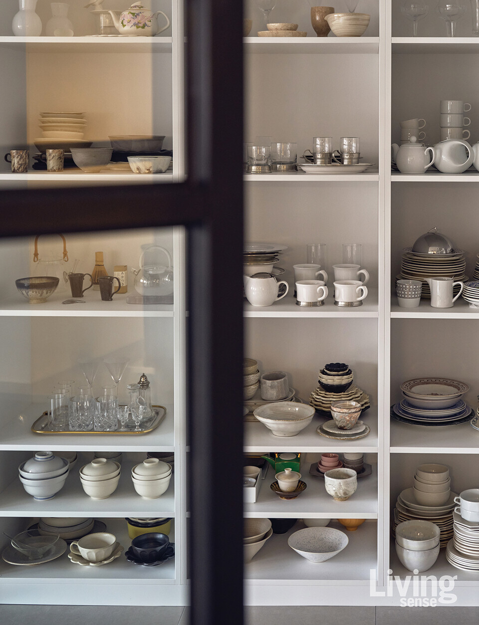 실버, 주석, 스틸 소재의 오브제로 가득 채워진 박은우 씨의 취향이 드러나는 그릇장.