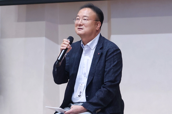 문혁수 LG이노텍 대표가 최근 열린 사업장 현장경영에서 임직원들에게 미래 신사업 계획에 대해 설명하고 있다. / 사진=LG이노텍