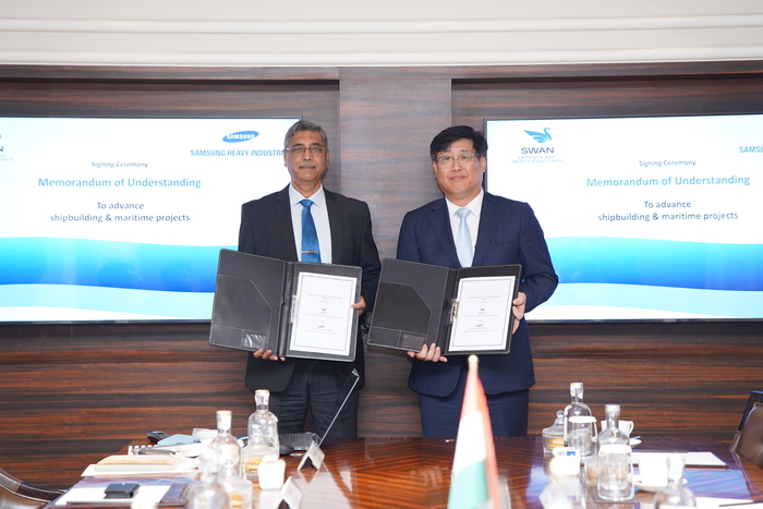남궁금성 삼성중공업 생산지원본부장(오른쪽)과 비핀 쿠마 삭세나(Vipin Kumar Saxena) 인도 스완 조선소 CEO가 지난 26일 인도 뉴델리 타즈팰리스호텔에서 열린 ‘조선·해양사업 협력을 위한 양해각서’ 체결식에서 기념 사진을 촬영하고 있다. / 사진=삼성중공업