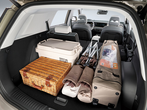 토레스 EVX의 2열 시트 등받이를 앞으로 접어 확보한 실내공간에 각종 짐이 실려 있다. / 사진=KG모빌리티