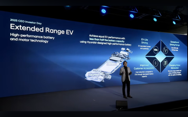 김창환 현대자동차 전동화에너지솔루션담당 부사장이 지난달 18일(현지시간) 미국 뉴욕 맨해튼에서 개최된 현대자동차 2025 CEO 인베스터 데이에 참석해 주행거리 연장형 전기차 개발, 출시 계획을 발표하고 있다. / 사진=현대자동차그룹 유튜브 공식 계정 캡처