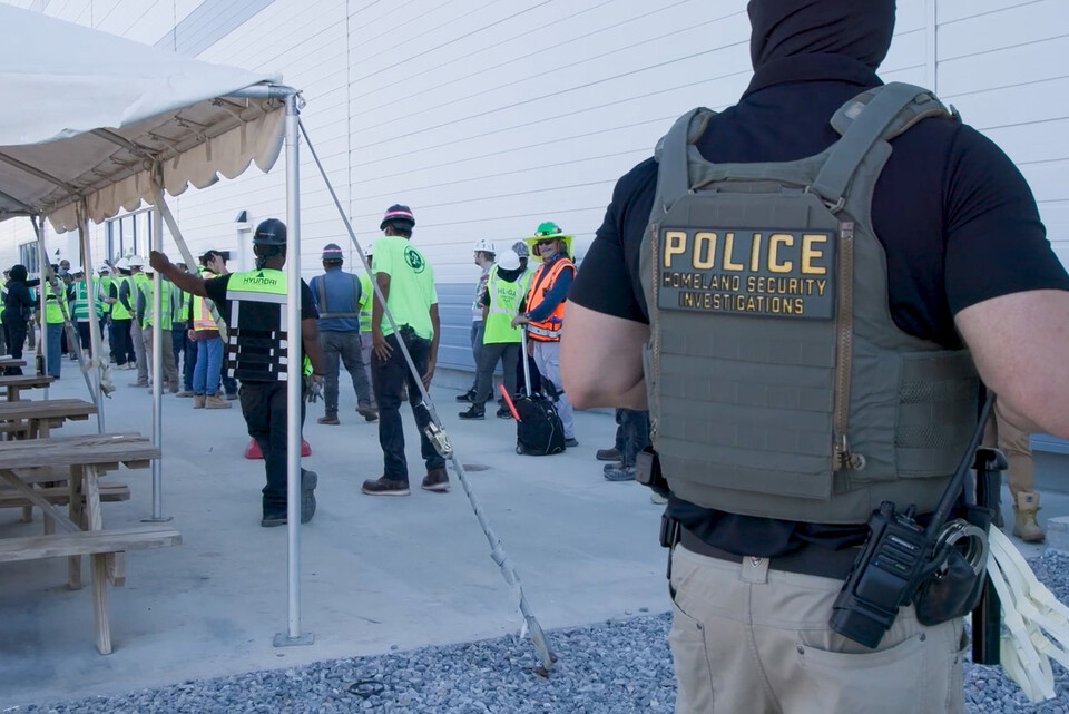 미국 이민 단속 당국이 홈페이지를 통해 지난달 4일(현지시간) 조지아주 현대차그룹-LG에너지솔루션의 합작 배터리 공장 건설 현장에서 벌인 불법체류·고용 단속 현장 사진을 홈페이지를 통해 공개했다. / 사진=연합뉴스