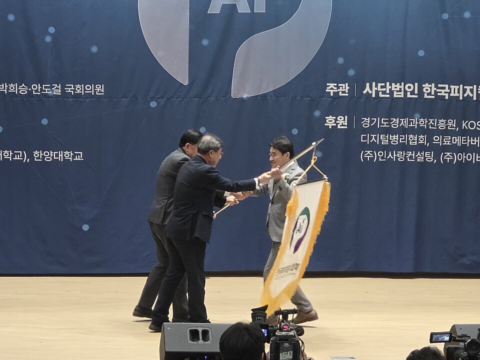 사단법인 한국피지컬AI협회가 1일 공식 출범했다. 협회장은 유태준 마음AI 대표(사진 오른쪽)가 맡는다. 유 협회장은 이날 출범식에 맞춰 협회기를 전달받았다. / 사진 = 송주영 기자 