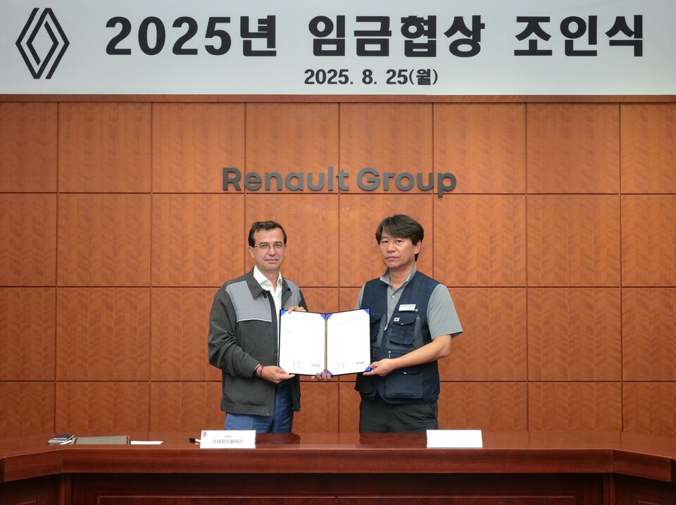 스테판 드블레즈 르노코리아 전 사장(왼쪽)과 박종규 노동조합 위원장이 지난 8월 25일 부산공장에서 열린 2025년 임금협상 조인식에서 합의안에 서명 후 기념 촬영을 하고 있다. / 사진=르노코리아