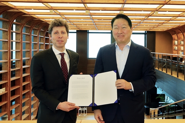 최태원 SK그룹 회장이 샘 올트먼 오픈AI CEO와 지난 1일 서울 종로구 SK서린빌딩에서 만나 메모리 공급 의향서(Memory Supply LOI)와 서남권 AI DC 협력에 관한 양해각서(MOU)를 체결했다. / 사진=SK수펙스추구협의회