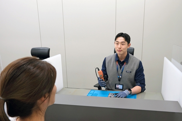 삼성전자서비스 엔지니어가 휴대폰 서비스를 제공하는 모습 / 사진=삼성전자서비스