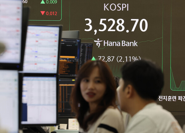 코스피는 2일 오전 10시 38분 기준 전장보다 2.82% 오른 3553.16에 거래되고 있다. / 사진=연합뉴스.
