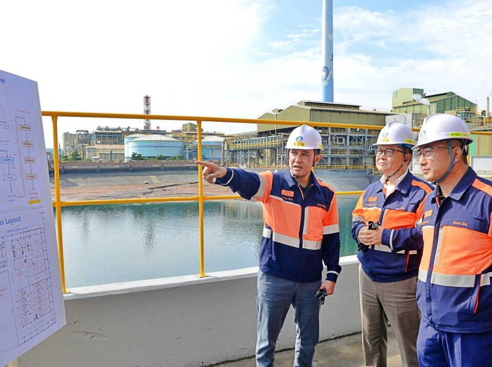 지난 28~29일 온산제련소를 방문한 최윤범 고려아연 회장이 게르마늄 공장 신설 준비 현장을 점검하고 있다. / 사진=고려아연