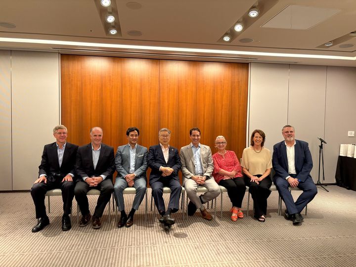 최윤범 고려아연 회장(왼쪽 셋째)이 최근 울산 온산제련소를 방문한 미국 '포머 멤버스 오브 컨그레스(FMC)' 대표단을 만나 기념촬영을 하고 있다. / 사진=FMC 사회관계망서비스(SNS) 갈무리