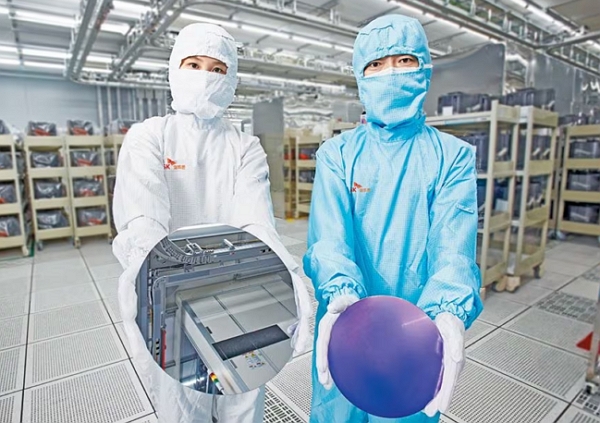 SK실트론 연구원들이 반도체 웨이퍼를 소개하고 있다. / 사진=SK실트론