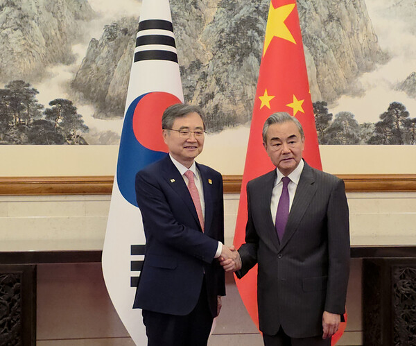 중국 베이징 댜오위타이국빈관에서 조현(왼쪽) 외교부 장관과 왕이 중국 외교부장이 악수를 하며 기념촬영하고 있다. / 사진=연합뉴스