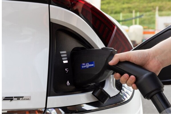 전기차 고객이 차량 충전구에 충전 커넥터를 연결하고 있다. / 사진=기아 공식 네이버 블로그 갈무리