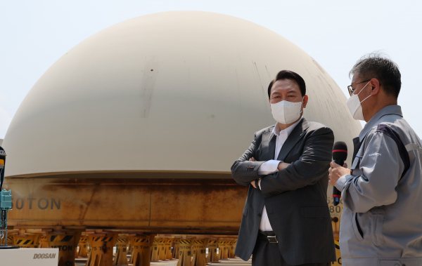 윤석열 전 대통령이 지난 2022년 6월 22일 오전 경남 창원시 두산에너빌리티를 방문해 신한울 3·4호기 원자로와 증기발생기용 주단소재 보관장에서 한국형 원전에 대한 설명을 듣고 있다. / 사진=연합뉴스