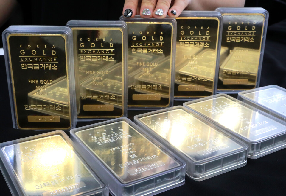 서울 종로 한국금거래소에서 관계자가 골드바와 실버바를 선보이고 있다. / 사진=연합뉴스