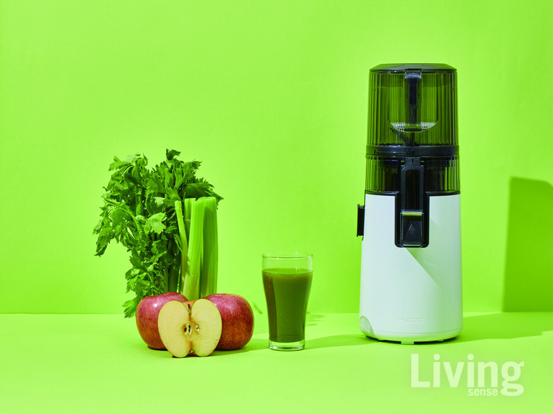  저온·저속 착즙으로 효소 보존율을 높이는 휴롬 착즙기.