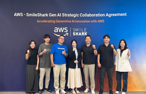 (왼쪽부터)류예지 스마일샤크 파트너 매니저, 함동식 스마일샤크 파트너 매니저, 장진환 스마일샤크 대표, 박소진 AWS 파트너 개발 매니저, 허정열 AWS코리아 파트너 사업 총괄, 김무원 스마일샤크 파트너팀 리드, 최정임 AWS 수석 파트너 컨설턴트 / 사진 = 스마일샤크