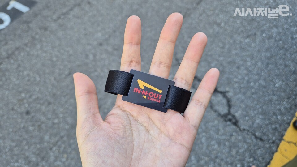 인앤아웃 버거 대기표. / 사진=한다원 기자