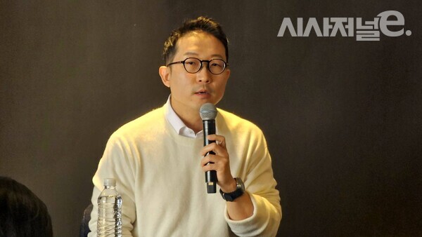 송진우 우버택시코리아 총괄이 20일 서울 중구 더플라자호텔에서 열린 기자간담회에서 기자들의 질문에 답하고 있다. / 사진 = 김용수 기자