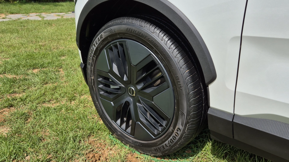 EX30 CC의 타이어. / 사진=최동훈 기자