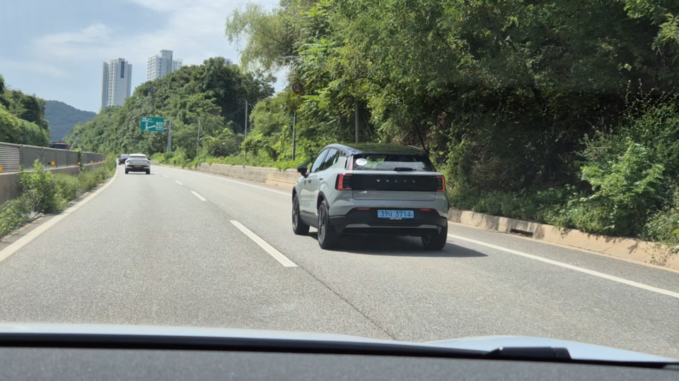 다양한 상황에서 좋은 주행능력을 보여주는 'EX30 CC'. / 사진=최동훈 기자