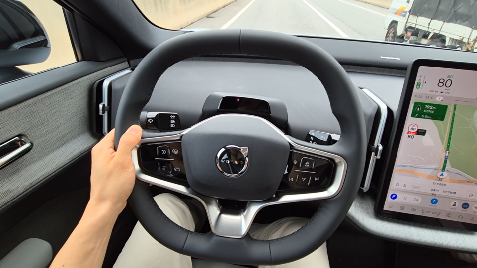 기자가 실제 전비 측정하는 모습. / 사진=최동훈 기자