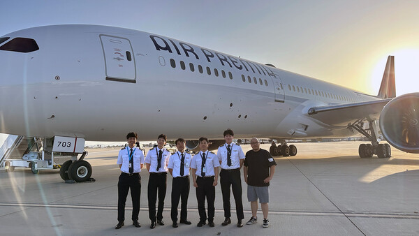 ¿¡¾îÇÁ·¹¹Ì¾Æ °ü°èÀÚµéÀÌ Áö³ 6¿ù 25ÀÏ B737-8 µå¸²¶óÀÌ³Ê 8È£±â(HL8703) µµÀÔÇÑ ÈÄ ±â³ä ÃÔ¿µÇϰí ÀÖ´Ù. / »çÁø=¿¡¾îÇÁ·¹¹Ì¾Æ