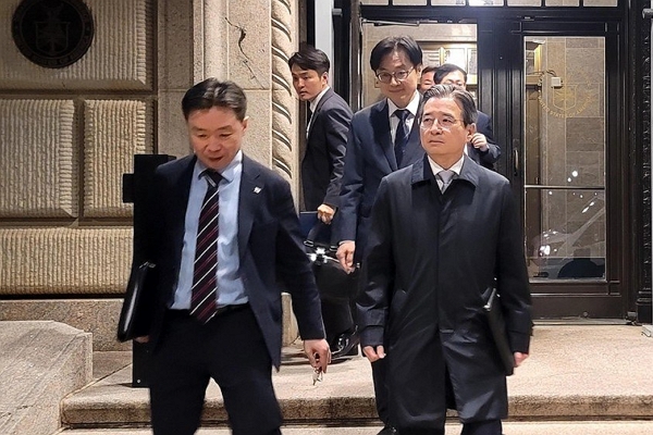 김용범 대통령실 정책실장이 지난 16일(현지시간) 미국 워싱턴 DC 미국 상무부 청사에서 한미협상을 마친 뒤 건물을 나서는 모습 / 사진=연합뉴스