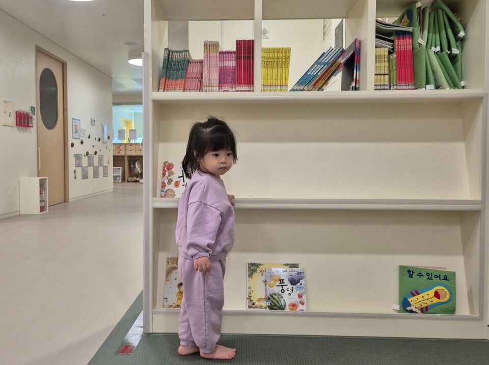 출산율 저하로 어린이집 원아 수가 줄어들고, 최저임금 인상과 인건비 부담은 늘어나면서 존폐 기로에 선 소규모 민간 어린이집이 매년 증가하고 있다. (경기 분당구 판교에 위치한 어린이집 책장 앞에 있는 원아 모습)/ 사진=최다은 기자