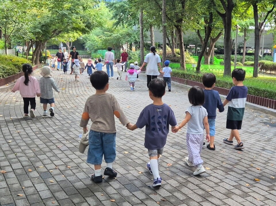 경기도 안양시 동안구 아파트 단지 내 산책로에 민간 어린이집 원아들과 보육 교사가 산책하고 있다./ 사진=최다은 기자