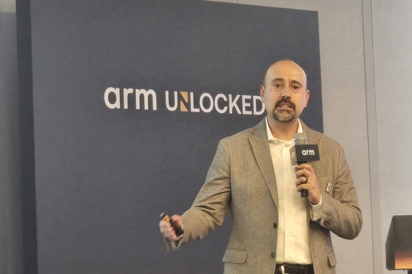 에디 라미레즈 Arm 인프라 사업부 시장 진입 전략 부사장이 21일 서울 삼성동에서 열린 ‘Arm 언락드 미디어 브리핑’에서 발표하고 있다. / 사진=고명훈 기자