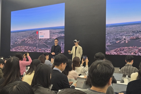 삼성전자가 22일 삼성 강남에서 미디어브리핑을 개최하고 '갤럭시 XR' 신제품 기능을 시연하고 있다. / 사진=고명훈 기자