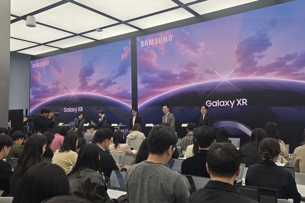 저스틴 페인 구글 XR 제품 관리 총괄, 임성택 삼성전자 한국총괄 부사장, 김정현 CX실장 부사장, 김기환 개발팀장 부사장이 기자들과 질의 응답 시간을 가지고 있다. / 사진=고명훈 기자