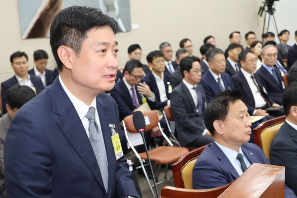 21일 국회 과학기술정보방송통신위원회에서 열린 정보통신기술(ICT) 분야 산하기관 국정감사에서 홍범식 LG유플러스 대표가 해킹 사태와 관련한 위원 질의에 답하고 있다. / 사진 = 연합뉴스