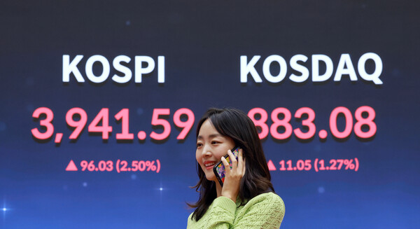 지난 24일 서울 영등포구 여의도 한국거래소 홍보관에 코스피와 코스닥지수 종가가 표시돼 있다. 이날 코스피는 전 거래일보다 96.03p(2.50%) 오른 3,941.59로 마감했다. 코스닥 지수는 11.05포인트(1.27%) 상승한 883.08로 거래를 마쳤다. / 사진 = 연합뉴스