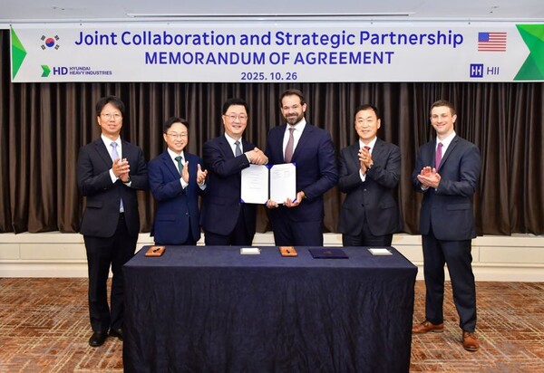 26일 ‘APEC 2025’가 열릴 예정인 경북 경주의 라한셀렉트 호텔에서 HD현대중공업 특수선사업부 주원호 사장, 헌팅턴 잉걸스 에릭 츄닝 전략 개발 총괄 부사장(왼쪽 세번째부터)이 포즈를 취하고 있다. / 사진 = HD현대중공업