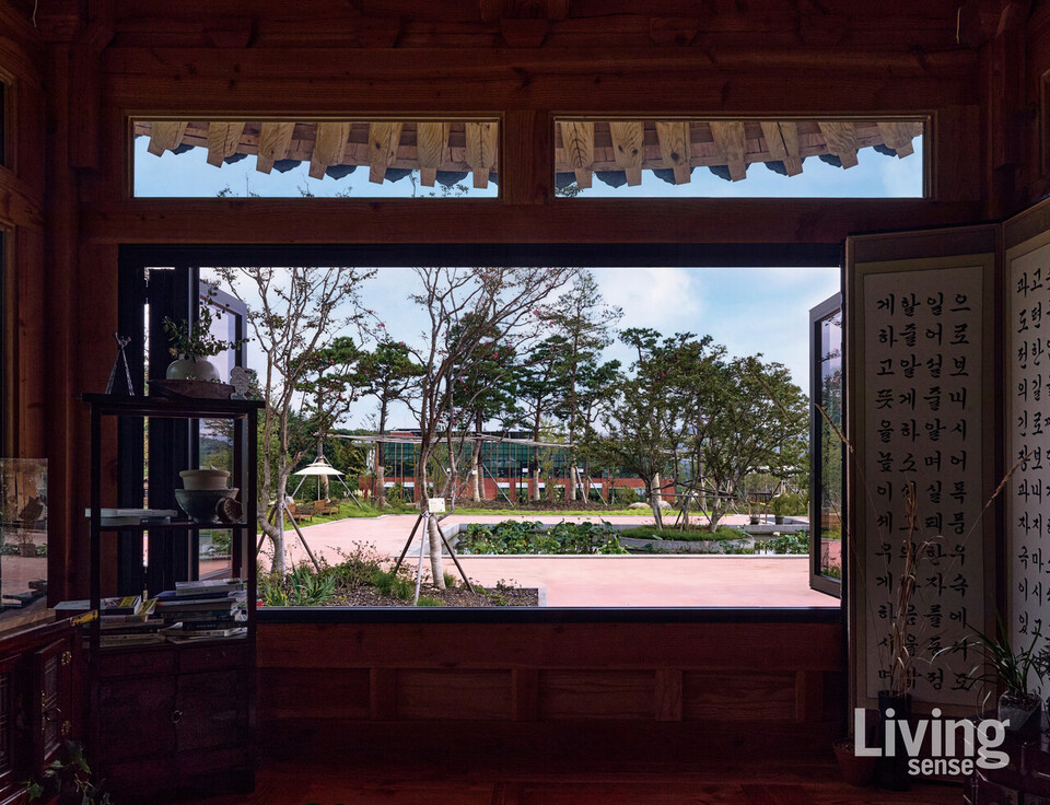 쉼터 창가에 서면 국립정원문화원의 전경이 아름답게 펼쳐진다.
