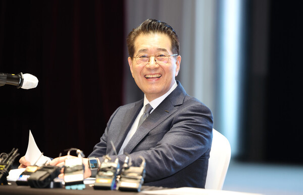 장인화 포스코그룹 대표이사 회장이 지난 3월21일 오전 서울 강남구 포스코센터에서 열린 제56기 포스코홀딩스 정기 주주총회를 마친 뒤 열린 기자간담회에서 환하게 웃고 있다. /사진=연합뉴스