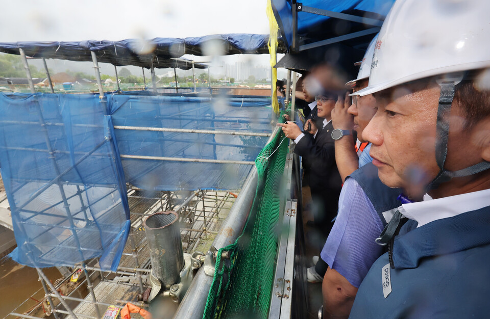 사고 현장 살펴보는 송치영 포스코이앤씨 사장.지난 6일 송치영 포스코이앤씨 사장이 작업자가 중상을 입고 의식불명에 빠진 사고가 발생한 경기도 광명시 포스코이앤씨 고속도로 건설공사 현장에서 더불어민주당 을지로위원회 위원들과 사고 현장을 살펴보고 있다. 지난 4일 미얀마 국적의 30대 남성 근로자 A씨가 지하에 설치된 양수기 펌프가 고장을 일으키자 점검하기 위해 아래로 내려갔다가 감전 사고를 당해 심정지 상태로 병원에 이송됐다. / 사진=연합뉴스