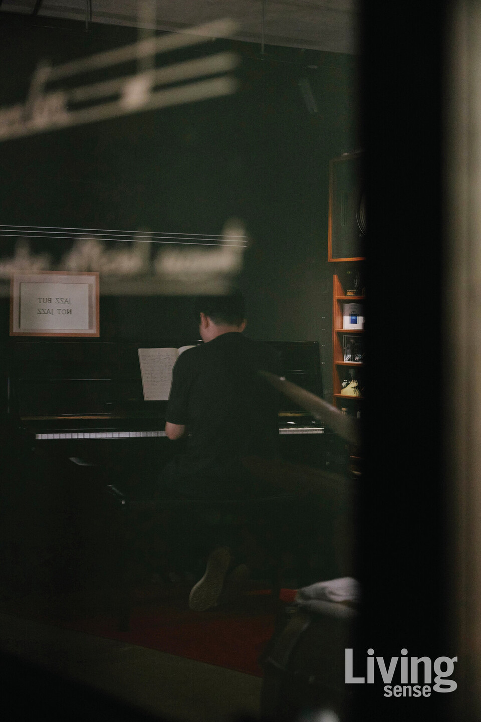 매일 아침 피아노 앞에 앉아 창작의 시간을 갖는 것은 정마루의 오랜 습관이다.