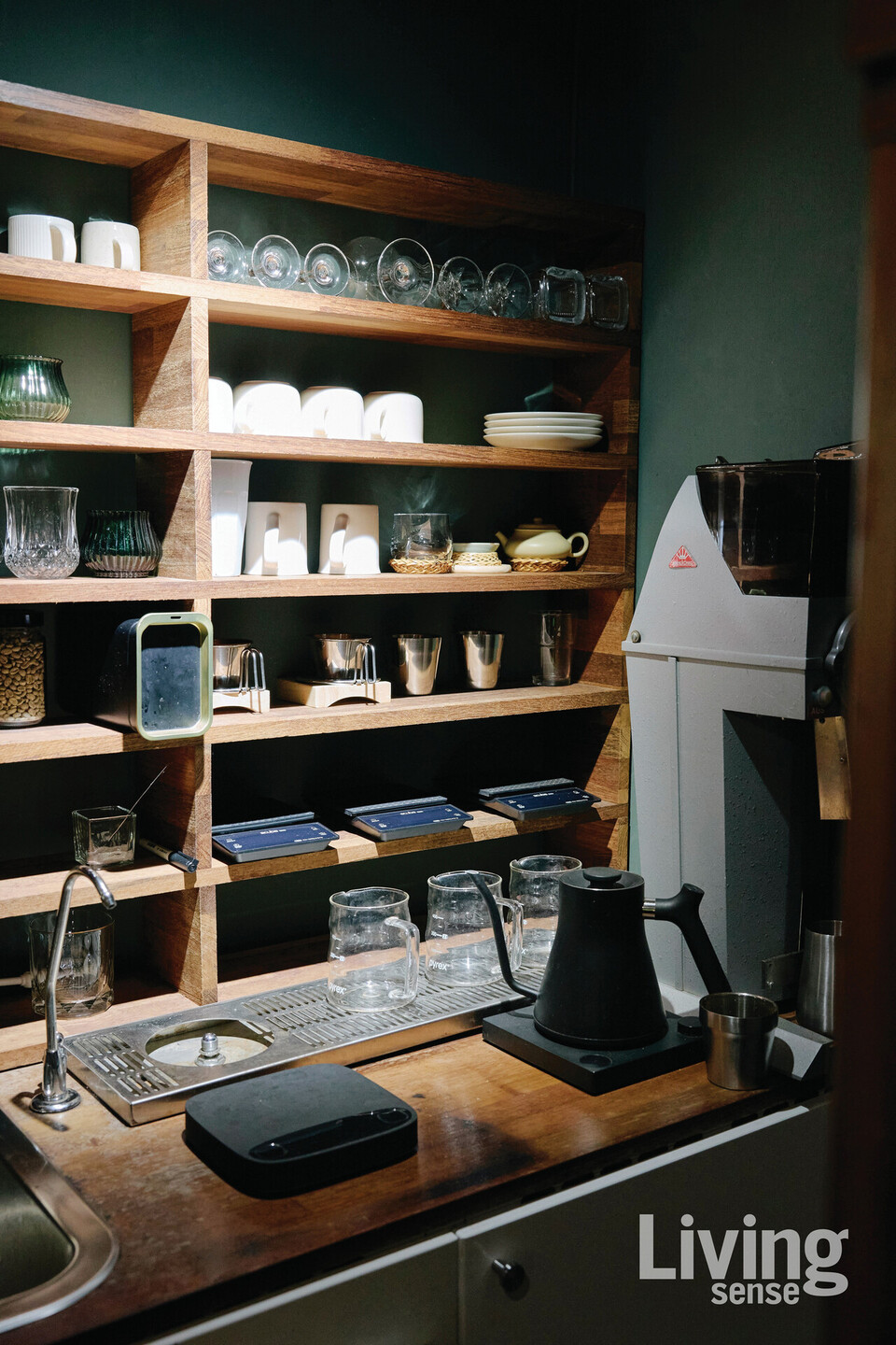 손님 공간과 분리된 자리에서 그는 차를 준비하고 음악을 고른다.